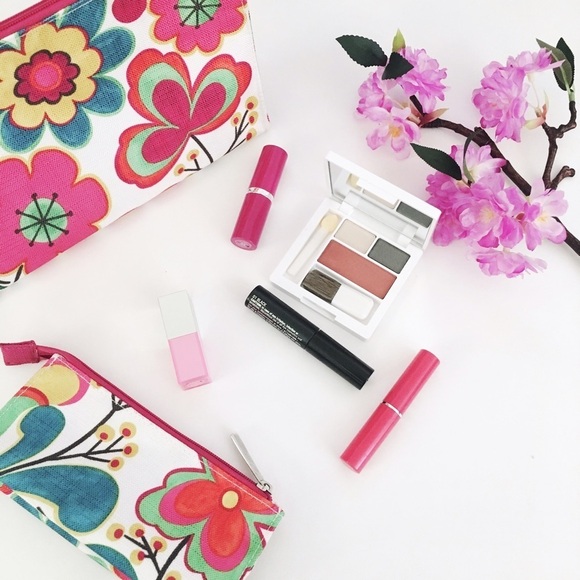 A bundle of Clinique Makeup with makeup Bags - Picture 2 of 3